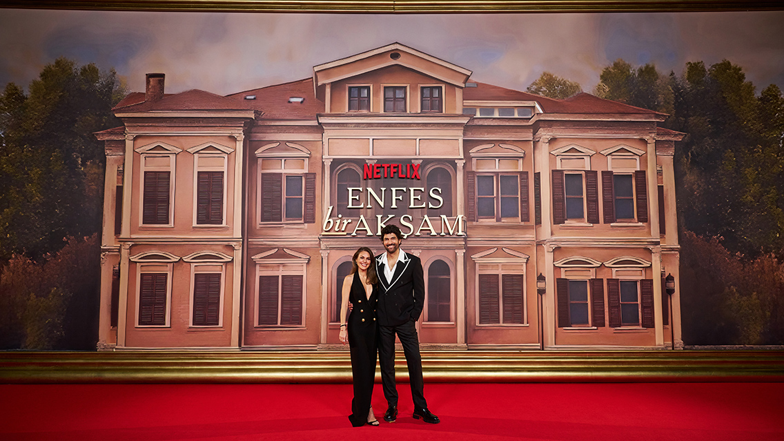 NETFLIXİN BAŞROLLERİNİ ENGİN AKYÜREK VE ASLI ENVERİN PAYLAŞTIĞI YENİ DİZİSİ ENFES BİR AKŞAMIN GALASI GERÇEKLEŞTİ