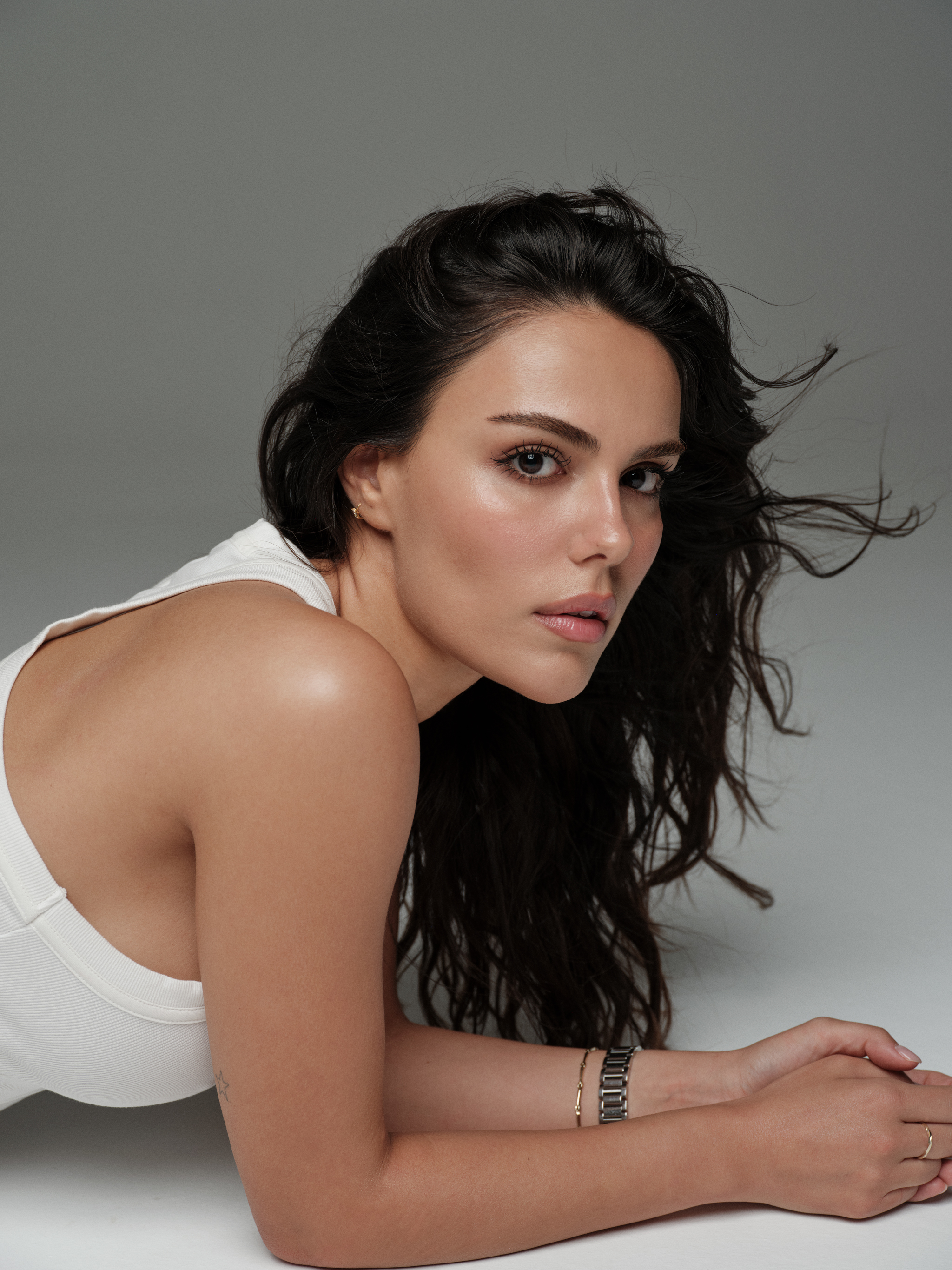 Victorias Secret Fashion Show 2025te Türkiyeyi ünlü oyuncu Özgü Kaya Temsil Edecek