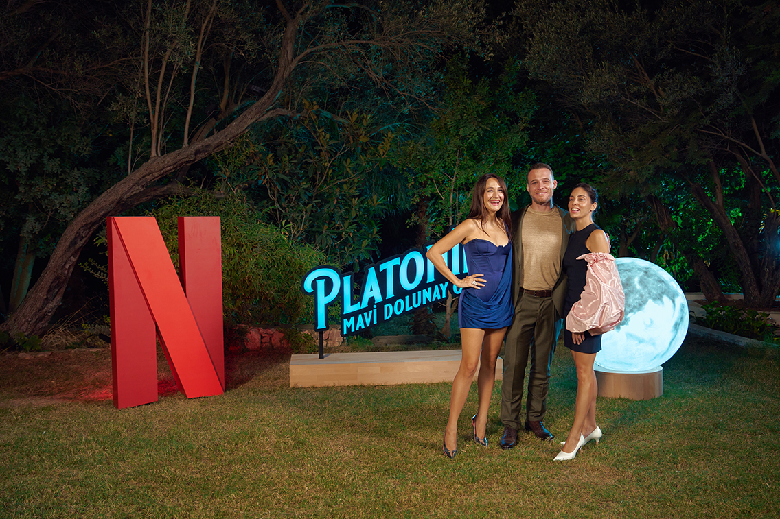 NETFLIX, GUPSE ÖZAY İMZALI YENİ DİZİSİ PLATONİK: MAVİ DOLUNAY OTELİN LANSMANINI ÇEŞMEDE RENKLİ BİR ETKİNLİKLE KUTLADI