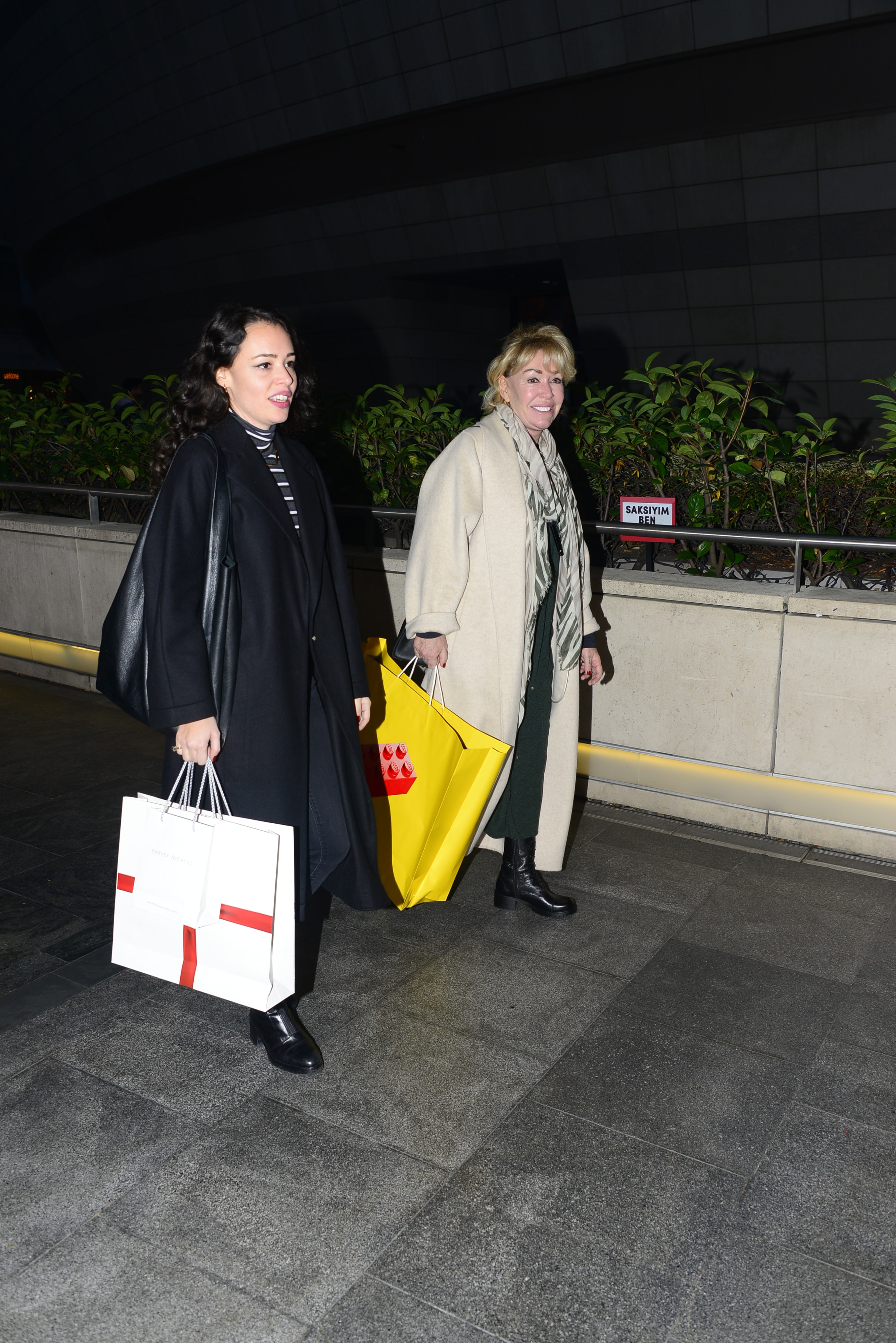 Cemiyet hayatının tanınmış simalarından Yasemin Kamhi geçtiğimiz gün kızı Lara Kamhi ile görüntülendi 