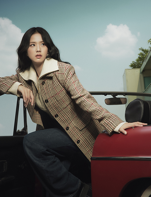 TOMMY HILFIGER SONBAHAR 2025 SEZONUNDA JISOONUN ROL ALDIĞI THE HILFIGER RACING CLUB KAMPANYASIYLA PREP GİYİM TARZINI YARIŞ PİSTİNE GETİRİYOR